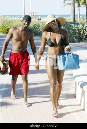 Exklusiv!! Serena Williams' Freund Jackie Long, rettet sie während eines Tages in Miami Beach, Florida 6/10/07 vor einer Fehlfunktion der Garderobe. [[mab]] Stockfoto