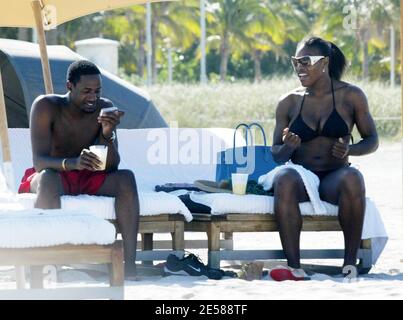 Exklusiv!! Serena Williams' Freund Jackie Long, rettet sie während eines Tages in Miami Beach, Florida 6/10/07 vor einer Fehlfunktion der Garderobe. [[mab]] Stockfoto