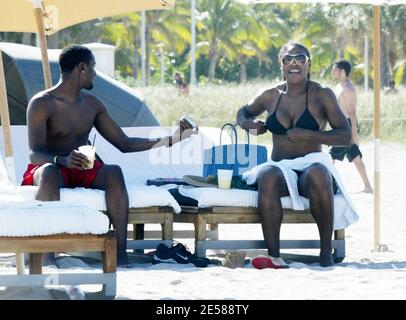 Exklusiv!! Serena Williams' Freund Jackie Long, rettet sie während eines Tages in Miami Beach, Florida 6/10/07 vor einer Fehlfunktion der Garderobe. [[mab]] Stockfoto