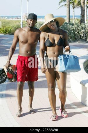 Exklusiv!! Serena Williams' Freund Jackie Long, rettet sie während eines Tages in Miami Beach, Florida 6/10/07 vor einer Fehlfunktion der Garderobe. [[mab]] Stockfoto