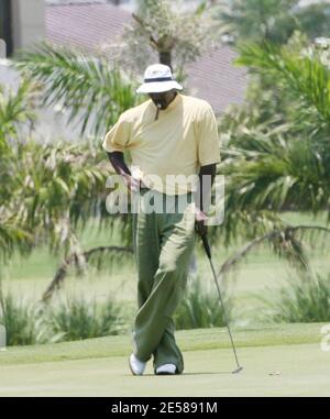 Exklusiv!! NBA-Legende Michael Jordan nimmt sich Zeit, um mit Freunden Golf zu spielen. Er puffte auf einem Stogie überall und begann schlecht schneiden, als er ausspionierte unsere Schnapper. Miami, Florida 6/12/07. [[Tag]] Stockfoto