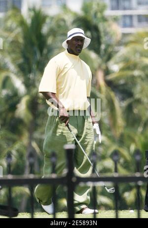 Exklusiv!! NBA-Legende Michael Jordan nimmt sich Zeit, um mit Freunden Golf zu spielen. Er puffte auf einem Stogie überall und begann schlecht schneiden, als er ausspionierte unsere Schnapper. Miami, Florida 6/12/07. [[Tag]] Stockfoto