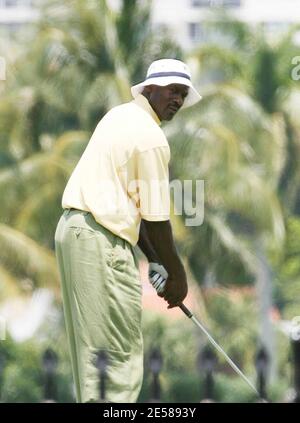 Exklusiv!! NBA-Legende Michael Jordan nimmt sich Zeit, um mit Freunden Golf zu spielen. Er puffte auf einem Stogie überall und begann schlecht schneiden, als er ausspionierte unsere Schnapper. Miami, Florida 6/12/07. [[Tag]] Stockfoto