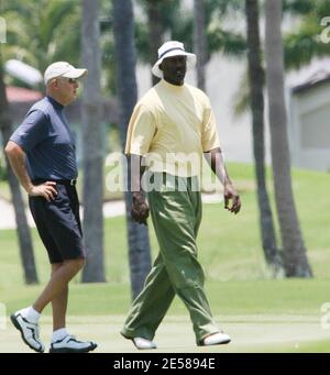 Exklusiv!! NBA-Legende Michael Jordan nimmt sich Zeit, um mit Freunden Golf zu spielen. Er puffte auf einem Stogie überall und begann schlecht schneiden, als er ausspionierte unsere Schnapper. Miami, Florida 6/12/07. [[Tag]] Stockfoto