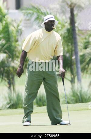 Exklusiv!! NBA-Legende Michael Jordan nimmt sich Zeit, um mit Freunden Golf zu spielen. Er puffte auf einem Stogie überall und begann schlecht schneiden, als er ausspionierte unsere Schnapper. Miami, Florida 6/12/07. [[Tag]] Stockfoto