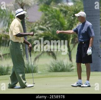 Exklusiv!! NBA-Legende Michael Jordan nimmt sich Zeit, um mit Freunden Golf zu spielen. Er puffte auf einem Stogie überall und begann schlecht schneiden, als er ausspionierte unsere Schnapper. Miami, Florida 6/12/07. [[Tag]] Stockfoto