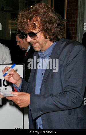 ELO-Gründer und Traveling Wilbury Jeff Lynne scherzt mit Fotografen und Fans nach dem Abendessen im Mr. Chow in Beverly Hills. Los Angeles. 20.2007. [[laj]] Stockfoto