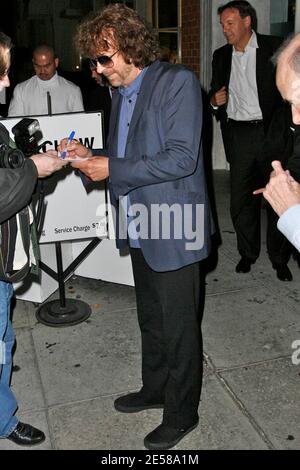 ELO-Gründer und Traveling Wilbury Jeff Lynne scherzt mit Fotografen und Fans nach dem Abendessen im Mr. Chow in Beverly Hills. Los Angeles. 20.2007. [[laj]] Stockfoto