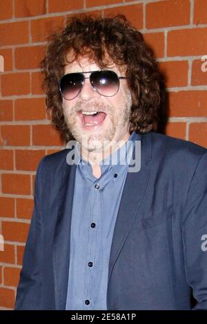 ELO-Gründer und Traveling Wilbury Jeff Lynne scherzt mit Fotografen und Fans nach dem Abendessen im Mr. Chow in Beverly Hills. Los Angeles. 20.2007. [[laj]] Stockfoto