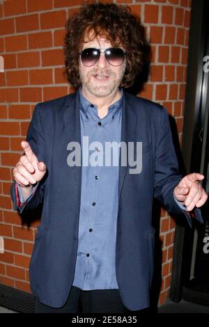 ELO-Gründer und Traveling Wilbury Jeff Lynne scherzt mit Fotografen und Fans nach dem Abendessen im Mr. Chow in Beverly Hills. Los Angeles. 20.2007. [[laj]] Stockfoto