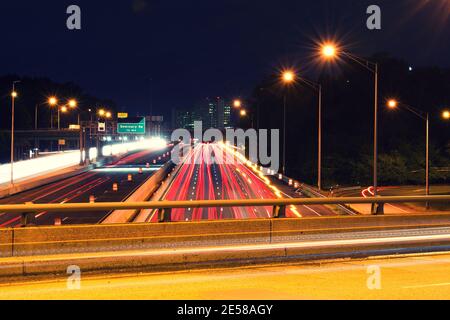 Leichte Wege von Fahrzeugen, die auf der Interstate 395 fahren, Blick auf die Autobahn von der Überführung. Stockfoto