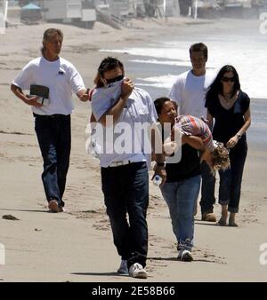 Courtney Cox und David Arquette machen einen Spaziergang am Strand. Das Kindermädchen des Paares war damit beschäftigt, Tochter Coco amüsiert zu halten, indem sie sie über ihre Schulter hing. Malibu, Kalifornien, 2. Juli 07. [[laj]] Stockfoto