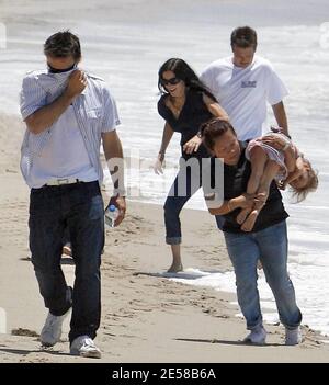 Courtney Cox und David Arquette machen einen Spaziergang am Strand. Das Kindermädchen des Paares war damit beschäftigt, Tochter Coco amüsiert zu halten, indem sie sie über ihre Schulter hing. Malibu, Kalifornien, 2. Juli 07. [[laj]] Stockfoto