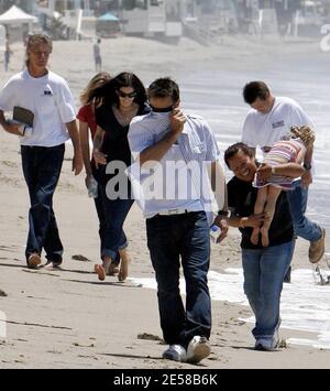 Courtney Cox und David Arquette machen einen Spaziergang am Strand. Das Kindermädchen des Paares war damit beschäftigt, Tochter Coco amüsiert zu halten, indem sie sie über ihre Schulter hing. Malibu, Kalifornien, 2. Juli 07. [[laj]] Stockfoto