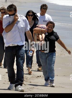 Courtney Cox und David Arquette machen einen Spaziergang am Strand. Das Kindermädchen des Paares war damit beschäftigt, Tochter Coco amüsiert zu halten, indem sie sie über ihre Schulter hing. Malibu, Kalifornien, 2. Juli 07. [[laj]] Stockfoto