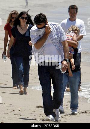 Courtney Cox und David Arquette machen einen Spaziergang am Strand. Das Kindermädchen des Paares war damit beschäftigt, Tochter Coco amüsiert zu halten, indem sie sie über ihre Schulter hing. Malibu, Kalifornien, 2. Juli 07. [[laj]] Stockfoto