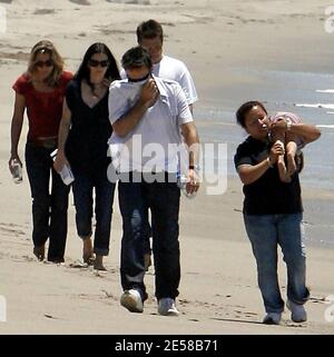 Courtney Cox und David Arquette machen einen Spaziergang am Strand. Das Kindermädchen des Paares war damit beschäftigt, Tochter Coco amüsiert zu halten, indem sie sie über ihre Schulter hing. Malibu, Kalifornien, 2. Juli 07. [[laj]] Stockfoto