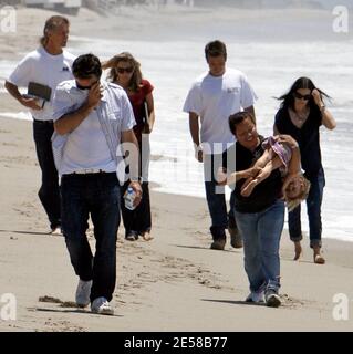 Courtney Cox und David Arquette machen einen Spaziergang am Strand. Das Kindermädchen des Paares war damit beschäftigt, Tochter Coco amüsiert zu halten, indem sie sie über ihre Schulter hing. Malibu, Kalifornien, 2. Juli 07. [[laj]] Stockfoto