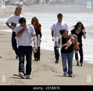 Courtney Cox und David Arquette machen einen Spaziergang am Strand. Das Kindermädchen des Paares war damit beschäftigt, Tochter Coco amüsiert zu halten, indem sie sie über ihre Schulter hing. Malibu, Kalifornien, 2. Juli 07. [[laj]] Stockfoto