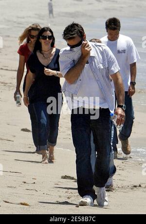 Courtney Cox und David Arquette machen einen Spaziergang am Strand. Das Kindermädchen des Paares war damit beschäftigt, Tochter Coco amüsiert zu halten, indem sie sie über ihre Schulter hing. Malibu, Kalifornien, 2. Juli 07. [[laj]] Stockfoto