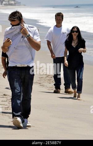 Courtney Cox und David Arquette machen einen Spaziergang am Strand. Das Kindermädchen des Paares war damit beschäftigt, Tochter Coco amüsiert zu halten, indem sie sie über ihre Schulter hing. Malibu, Kalifornien, 2. Juli 07. [[laj]] Stockfoto