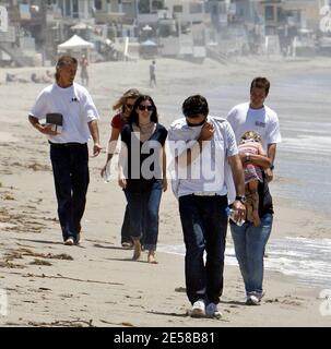 Courtney Cox und David Arquette machen einen Spaziergang am Strand. Das Kindermädchen des Paares war damit beschäftigt, Tochter Coco amüsiert zu halten, indem sie sie über ihre Schulter hing. Malibu, Kalifornien, 2. Juli 07. [[laj]] Stockfoto