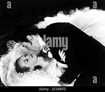 1936 , USA : die Filmschauspielerin BETTE DAVIS ( 1908 - 1989 ) und HENRY FONDA in JEZEBEL ( Jezebel figlia del vento ) Von William Wyler - KINO - FILM - Attrice - Portrait - ritratto - Umarmung - abbraccio - love scene - scena d' amore - innamorati - lovers amanti - Kragen - colletto - tie papillon - cravatta - Basette - Kuss - bacio - küssen - Krawatte - papillon - cravatta - Profil - profilo ---- Archivio GBB Stockfoto