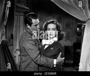 1950 , USA : die Filmschauspielerin BETTE DAVIS ( 1908 - 1989 ) und seine echte Hausband GARY MERRILL in ALLEN ÜBER EVE ( Eva contro Eva ) Von Joseph L. Mankiewicz - KINO - FILM - Attrice - Portrait - ritratto - Embrace - abbraccio - capelli lunghi - langes Haar - arrabbiatura - Trouble ---- Archivio GBB Stockfoto