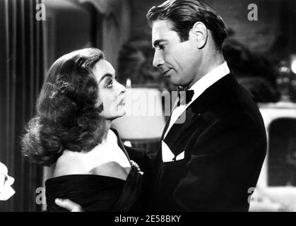 1950 , USA : die Filmschauspielerin BETTE DAVIS ( 1908 - 1989 ) und seine echte Hausband GARY MERRILL in ALLEN ÜBER EVE ( Eva contro Eva ) Von Joseph L. Mankiewicz - KINO - FILM - Attrice - Portrait - ritratto - Embrace - abbraccio - capelli lunghi - lange Haare - Krawatte - papillon - cravatta - Profil - profilo ---- Archivio GBB Stockfoto