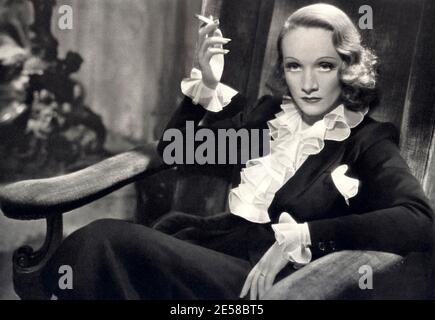 1937 , USA : die Filmschauspielerin MARLENE DIETRICH ( 1902 - 1992 ) in ENGEL ( Angelo ) von Ernst Lubitsch , Foto von Paramount Studios - KINO - FILM - Porträt - ritratto - blonde Haare - Blondie - capelli biondi - bionda - sigaretta - Zigarette - celebrità attrici che fumano - fumatore - fumatrice - Prominente smooker - smookers - smooke - pochette - fazzoletto tasnel chino - Volant - Volants - Chiffon ---- Archivio GBB Stockfoto