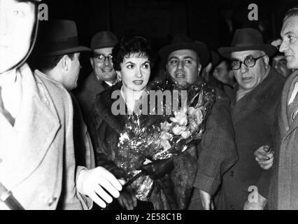 1956 , märz , Bologna , ITALIEN : die gefeierte italienische Filmschauspielerin GINA LOLLOBRIGIDA im Teatro Duse ( Via Cartolerie ) singt während einer Benefizgala Soirée - FILM - KINO - ATTRICE - Pelliccia - Fell - Visone - Nerz - Portrait - ritratto - Candid still -- -- Archivio GBB Stockfoto