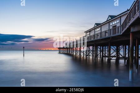 Sonnenaufgang in Langzeitbelichtung von Grand Pier in Teignmouth in Devon in England, Europa Stockfoto