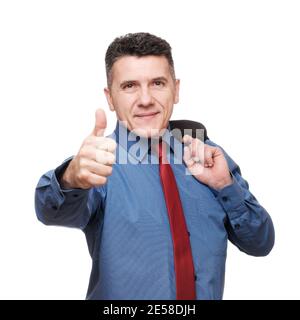 Portrait schöner Mann trägt blaues Hemd und rote Krawatte zeigen Daumen hoch Stockfoto