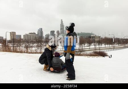 Chicago, USA. Januar 2021. Am 26. Januar 2021 spielt eine Familie im Schnee auf einem Rodelhügel in der Nähe von Burnham Harbour in Chicago, Illinois, USA. Ab Montagabend kam es in Chicago zu einem Wintersturm. Bis 9 Uhr Ortszeit Dienstag, waren die Schneesummen in einigen Teilen der Chicago-Gegend nahe an 8 Zoll gekommen. Quelle: Joel Lerner/Xinhua/Alamy Live News Stockfoto