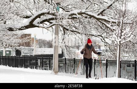 Chicago, USA. Januar 2021. Eine Frau Ski auf einer schneebedeckten Straße in Chicago, Illinois, die Vereinigten Staaten, am 26. Januar 2021. Ab Montagabend kam es in Chicago zu einem Wintersturm. Bis 9 Uhr Ortszeit Dienstag, waren die Schneesummen in einigen Teilen der Chicago-Gegend nahe an 8 Zoll gekommen. Quelle: Joel Lerner/Xinhua/Alamy Live News Stockfoto