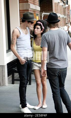 Amy Winehouse und Ehemann Blake Fielder-Civil unterhalten sich mit einem Freund außerhalb ihres Hotels. New York, NY. 07. [[faa]] Stockfoto