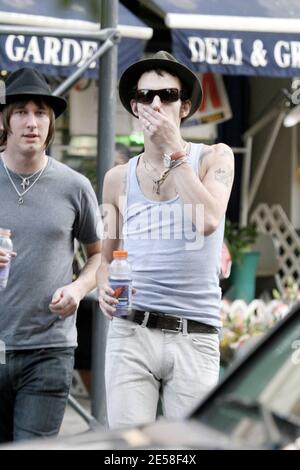 Blake Fielder-Civil und sein Freund gingen zu einem Geschäft auf der anderen Straßenseite vom Hotel für eine Packung Rauch und eine Gatorade. New York, NY. 07. [[faa]] Stockfoto