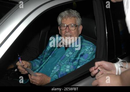 Der australische Musiker, Komponist, Maler und Fernsehmoderator Rolf Harris hält an, um bei Barbara Windsor's 70. Geburtstagsparty im Royal Garden Hotel ein Autogramm zu unterschreiben. London, Großbritannien. 07. [[Karte]] Stockfoto