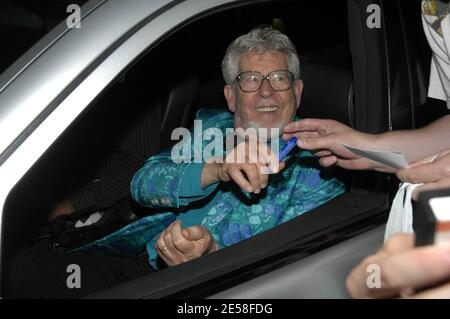 Der australische Musiker, Komponist, Maler und Fernsehmoderator Rolf Harris hält an, um bei Barbara Windsor's 70. Geburtstagsparty im Royal Garden Hotel ein Autogramm zu unterschreiben. London, Großbritannien. 07. [[Karte]] Stockfoto