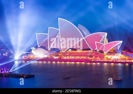 Sydney, Australien, 26. Januar 2021. Ein Feuerwerk und spezielle Lichtprojektionen im Opernhaus von Sydney im Rahmen der Feierlichkeiten zum Australia Day. Stockfoto