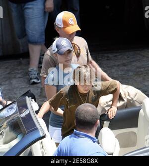 Hayden Panettiere hat ein Familienessen mit ihrem Vater Skip und ihrem jüngeren Bruder Jansen im Saddle Ranch Restaurant. West Hollywood, Kalifornien 8/10/07. [[rac ral]] Stockfoto