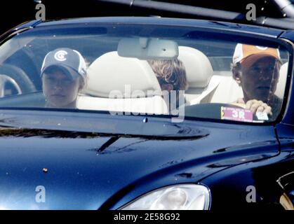 Hayden Panettiere hat ein Familienessen mit ihrem Vater Skip und ihrem jüngeren Bruder Jansen im Saddle Ranch Restaurant. West Hollywood, Kalifornien 8/10/07. [[rac ral]] Stockfoto