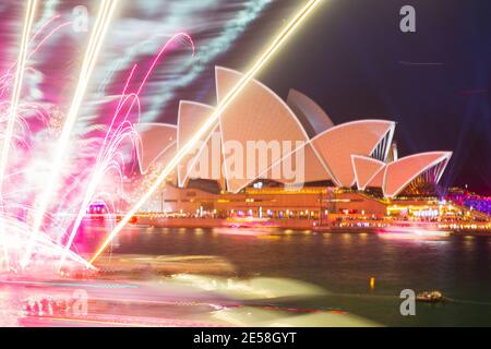 Sydney, Australien, 26. Januar 2021. Ein Feuerwerk und spezielle Lichtprojektionen im Opernhaus von Sydney im Rahmen der Feierlichkeiten zum Australia Day. Stockfoto