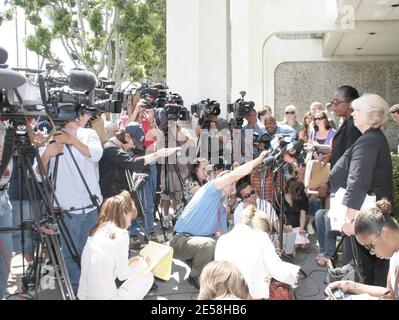 Die stellvertretende Bezirksstaatsanwältin Danette Meyers hält heute nach Lindsay Lohans Anhörung vor dem Gerichtsgebäude von Beverly Hills eine Pressekonferenz ab. Lohan erhielt insgesamt 24 Stunden Gefängnis, 3 Jahre Bewährung und 10 Tage Gemeindedienst. Lohan veröffentlichte heute Nachmittag eine Erklärung an die Presse, in der sie ihre Drogen- und Alkoholabhängigkeit zugab und die Verantwortung für ihre jüngsten Aktionen übernahm. Sie fügte hinzu: "Ich bin nicht allein in meinem täglichen Kampf und ich weiß, dass Menschen wie ich erfolgreich waren. Vielleicht wird es mit der Zeit einfacher. Hoffentlich.' Beverly Hills, Kalifornien 8/23/07. [[rac ral]] Stockfoto