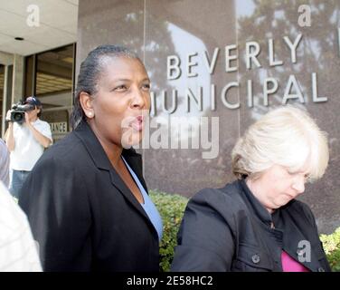 Die stellvertretende Bezirksstaatsanwältin Danette Meyers hält heute nach Lindsay Lohans Anhörung vor dem Gerichtsgebäude von Beverly Hills eine Pressekonferenz ab. Lohan erhielt insgesamt 24 Stunden Gefängnis, 3 Jahre Bewährung und 10 Tage Gemeindedienst. Lohan veröffentlichte heute Nachmittag eine Erklärung an die Presse, in der sie ihre Drogen- und Alkoholabhängigkeit zugab und die Verantwortung für ihre jüngsten Aktionen übernahm. Sie fügte hinzu: "Ich bin nicht allein in meinem täglichen Kampf und ich weiß, dass Menschen wie ich erfolgreich waren. Vielleicht wird es mit der Zeit einfacher. Hoffentlich.' Beverly Hills, Kalifornien 8/23/07. [[rac ral]] Stockfoto