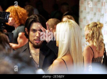 Jane's Addiction Gitarrist Dave Navarro und Model Nicole Bennett begrüßen Presse und Fans auf dem roten Teppich zur Eröffnung des LAX Nightclubs im Luxor Hotel und Casino Labor Day Weekend. Las Vegas, NV. 31.07. [[gar]] Stockfoto