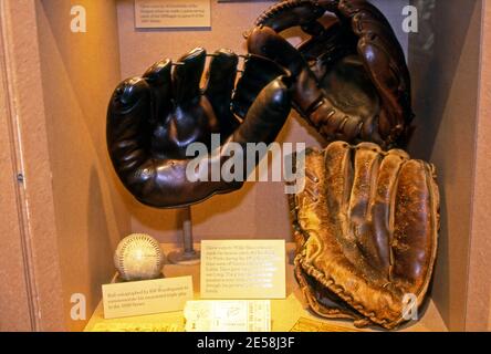 In der Nartional Baseball Hall of Fame in Coopestown, New York, werden berühmte, vom Spiel verwendete Handschuhe aus historischen Baseballspielen gezeigt Stockfoto