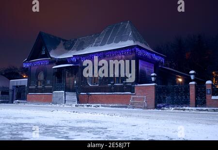 Jekaterinburg, Russland – 07. Januar 2021: Der Blick auf das ursprüngliche Holzgebäude des Ural literarischen Lebens des XIX. Jahrhunderts Museum (Haus auf Proleta Stockfoto