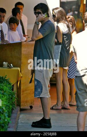 Brandon Davis macht eine Pause von seinem Mittagessen in Malibu, um einen wichtigen Anruf zu beantworten, und lässt dann die Hintertür des Restaurants aus. Los Angeles, Kalifornien, 2. September 07. [[laj]] Stockfoto