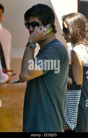 Brandon Davis macht eine Pause von seinem Mittagessen in Malibu, um einen wichtigen Anruf zu beantworten, und lässt dann die Hintertür des Restaurants aus. Los Angeles, Kalifornien, 2. September 07. [[laj]] Stockfoto